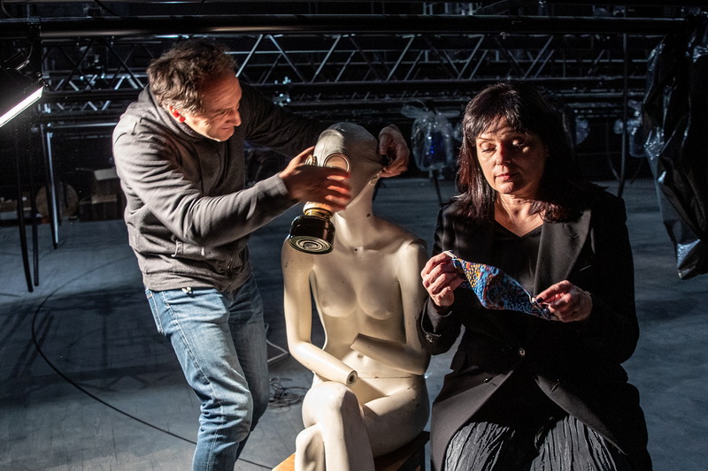 Nemunas padeda fotografui Valentinui Pečininui rengti fotosesijas su Panevėžio J. Miltinio dramos teatro aktoriais. V. PEČININO nuotr.