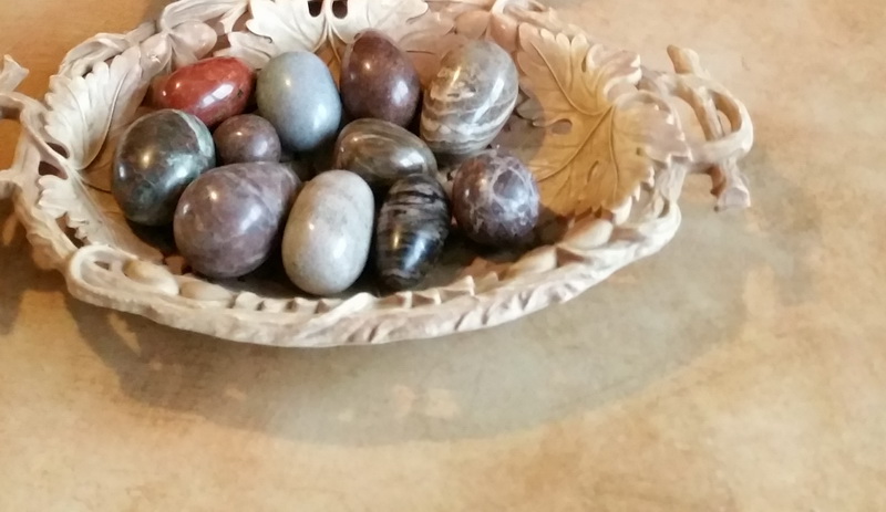 „Randu gražų akmenį, išpjaustau jį, apvalinu, šlifuoju, blizginu – ir štai jums pilkas, rausvas, žalsvas, rudas ar baltas kiaušinis“, – pasakoja akmentašys. ASMENINIO ARCHYVO nuotr. 