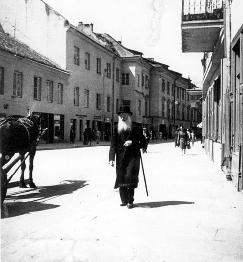 Žydas Vilniaus gatvėje. YADVASHEM.COM nuotr.