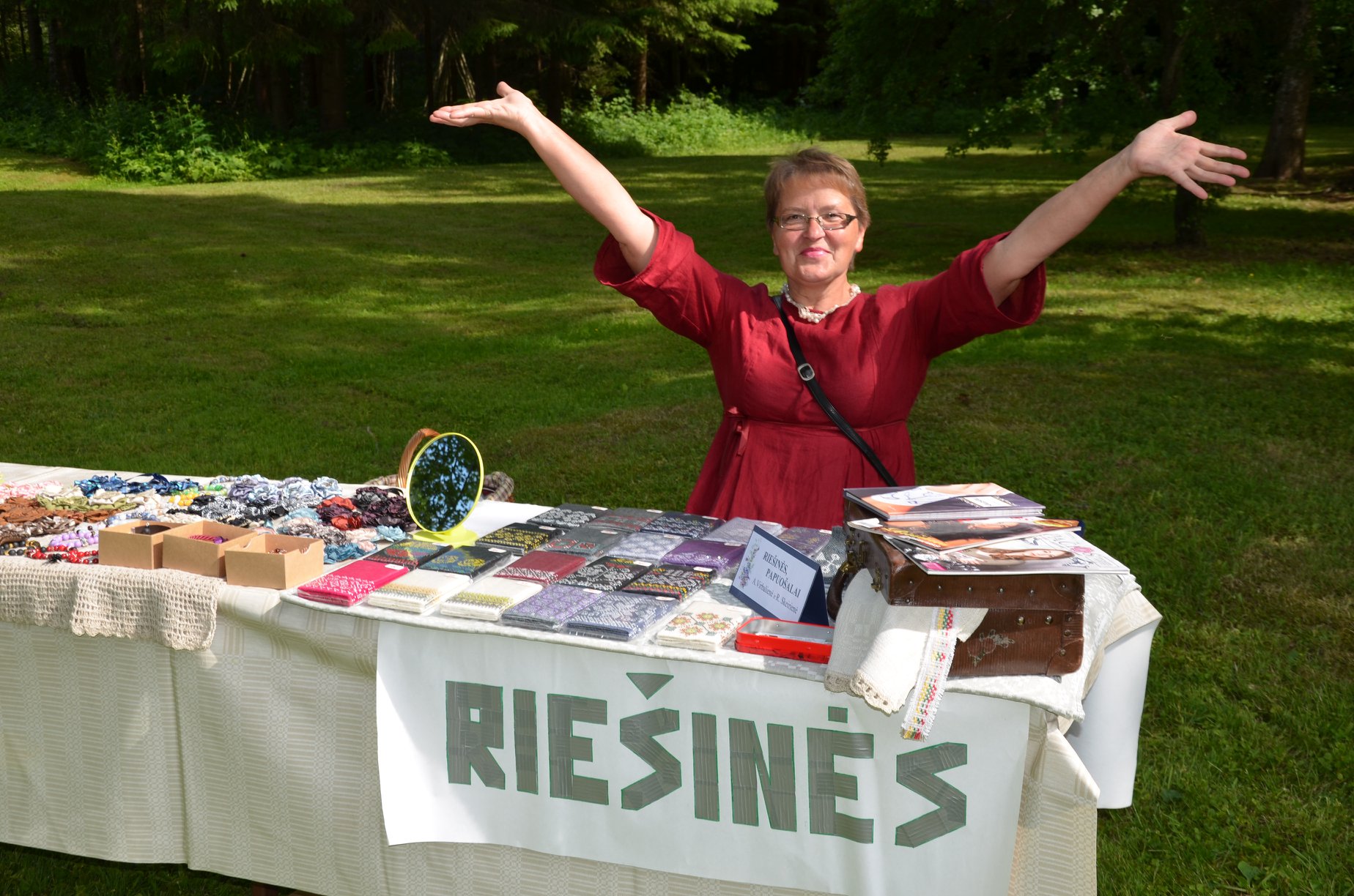 Panevėžietės A. Virbalienės riešinės įtrauktos į Tautodailės metraštį, jos buvo eksponuojamos Lietuvos nacionaliniame muziejuje bei liaudies meno parodose. A. Virbalienės asmeninio archyvo nuotr.