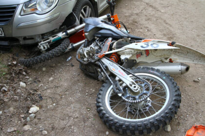 Sekmadienį, 15.32 val. Bendrajame pagalbos centre skubiosios pagalbos tarnybų telefono numeriu 112 gautas pranešimas apie tai, kad Panevėžio r. Kavarsko sen. netoli Grundiškio kaimo motociklininkas atsitrenkė į lengvąjį automobilį. Pirminiais duomenimis eismo įvykio metų nukentėjo motociklininkas.