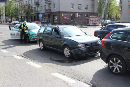 Baigiantis paskutinei darbo savaitės dienai, apie 16 val., Panevėžyje, J. Basanavičiaus g., neblaivus vyras vairavo automobilį „VW GOLF“. Ne tik vairavo, bet ir sukėlė eismo įvykį.