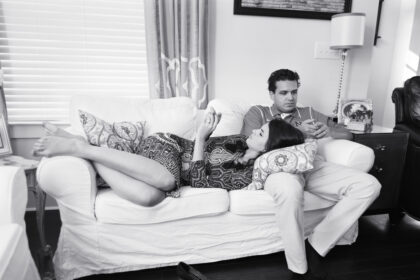 Fotografas ištrynė iš fotografijų išmaniuosius įrenginius, norėdamas parodyti didžiulę visuomenės problemą. Ar pastebėsite, kas čia ne taip?