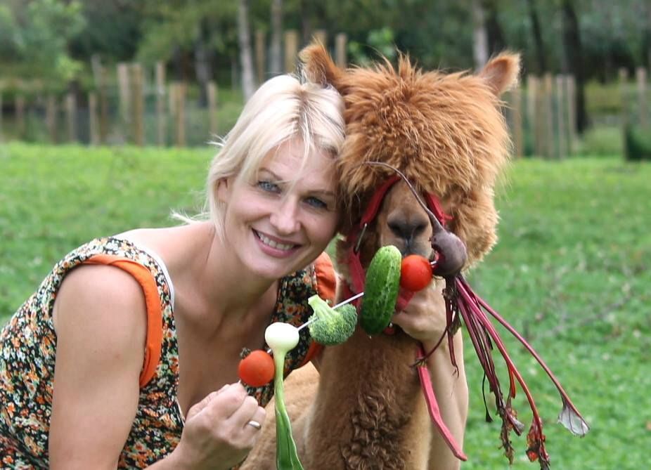 Kažkada buvusi vilniete, sostinėje turėjusi rimtą verslą, B. Dapkienė savo tikrąją laimę ir pašaukimą tapyti atrado tik įveikusi užgriuvusių bėdų ruožą ir įsikūrusi kaime. Asmeninio archyvo nuotr.