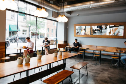 Lietuvoje nustatant nedaug koronaviruso atvejų, svarstoma toliau atlaisvinti karantino sąlygas – leisti individualias treniruotes sporto klubuose, kavinių darbą viduje, sako sveikatos apsaugos ministras Aurelijus Veryga.