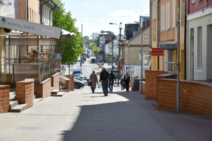 Pastarosiomis savaitėmis pastebimai atsigavo Lietuvos gyventojų judėjimas – žmonės mažiau laiko nei per karantino piką praleidžia namuose, jie kur kas aktyviau lankosi prekybos, poilsio bei kitose susibūrimo vietose.