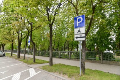 Panevėžyje apmokestinus automobilių stovėjimo vietas Smėlynės gatvėje šalia Respublikinės ligoninės, pasistatyti transporto priemonę šansų padaugėjo. Visgi neįgaliesiems patekti į gydymo įstaigą liko vargų vargas.