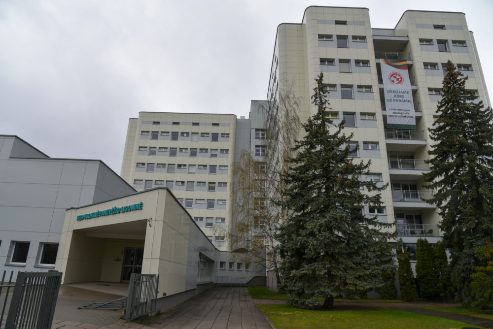 Per karantiną močiutę į ligoninę paguldžiusi Ernesta Milkintienė suskaičiavo per dieną gydytojai skambinusi 40 kartų, bet jos balso taip ir neišgirdo. Per visą savaitę jai taip ir nepasisekė pasikalbėti apie močiutės sveikatą. Kol galiausiai pati sulaukė skambučio iš ligoninės – žinios apie senolės mirtį.