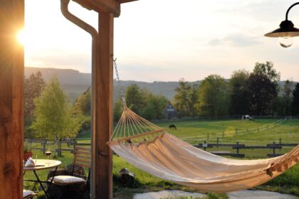 Per karantiną beveik visiškai sustojęs kaimo turizmo verslas vasarą sparčiai atsigauna, todėl šie metai sodyboms finansiškai neturėtų būti prastesni nei įprasta, sako Lietuvos kaimo turizmo asociacijos vadovė.