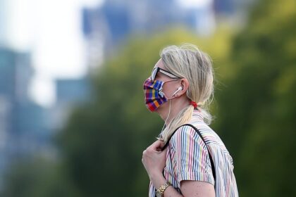 Prekybos, paslaugų, renginių vietose, viešajame transporte nuo trečiadienio veido kaukės bus nebeprivalomos, bet kitos apsaugos priemonės – atstumai, dezinfenkcija – lieka, rodo sveikatos apsaugos ministro sprendimas.