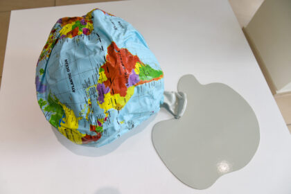 „Šį pavasarį pasaulis gyveno tarsi siurrealistiniame filme – koronavirusas lyg burtų lazdele įprastus žmonių gyvenimus apvertė aukštyn kojom“, – sako kaunietis Alvydas Urbietis, Panevėžio dailės galerijoje pristatantis naujausią savo personalinę erdvinių darbų parodą „Abramakabra“.