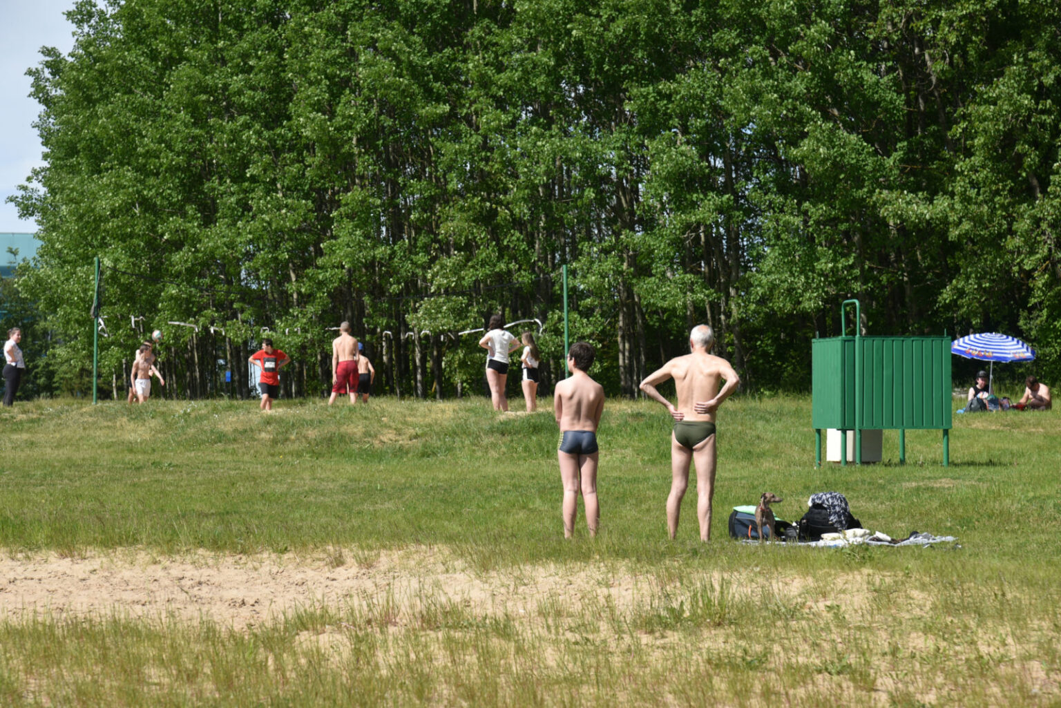 Švystelėjus saulei ir termometro stulpeliams kopiant aukštyn, išsiilgusieji vasaros pramogų plūstelėjo į gamtą. Nors sutvarkyta ne viena Panevėžį kertančio Nevėžio pakrantės atkarpa, miestas ir šįmet oficialiai turės tik du paplūdimius – Piniavos ir „Ekrano“ marių.