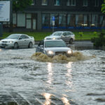 Ketvirtadienio rytą Panevėžį išpraususi stipri liūtis kartu su vasariška gaiva atnešė ir rūpesčių vairuotojams.