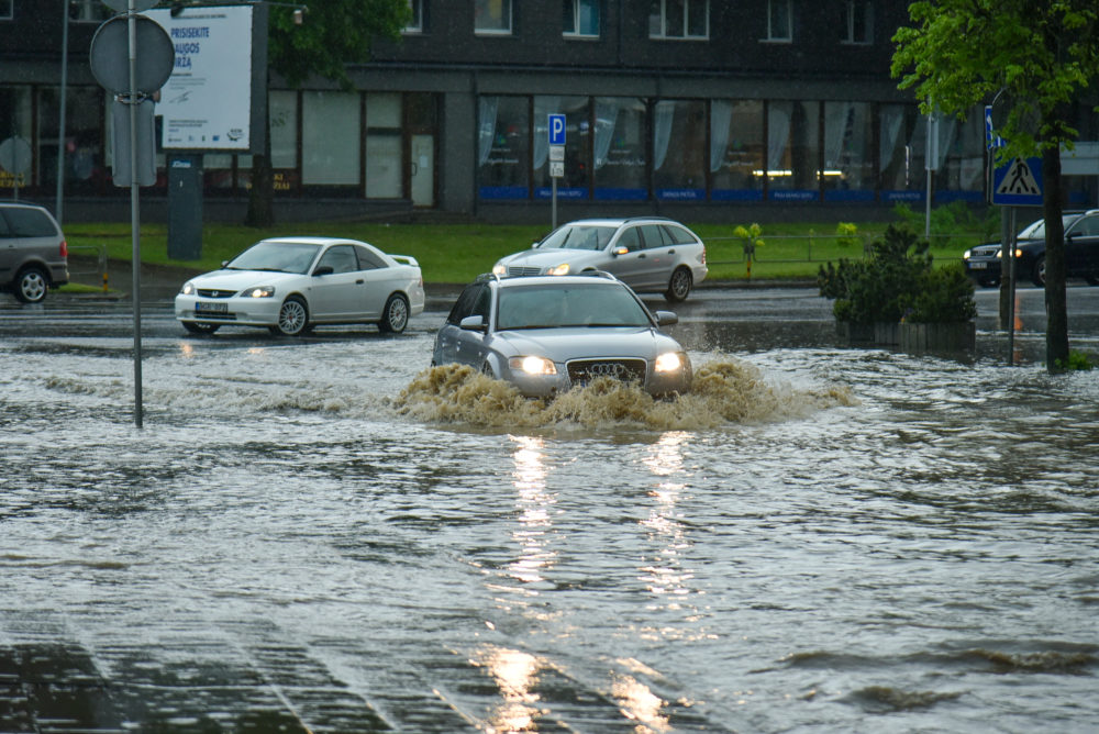 Ketvirtadienio rytą Panevėžį išpraususi stipri liūtis kartu su vasariška gaiva atnešė ir rūpesčių vairuotojams.
