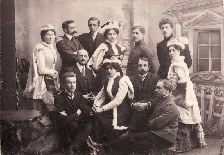 Amžių sandūroje fotografuoti pradėjęs pagal profesiją braižytojas, Leiba Slominskis paliko tiek miesto vaizdus įamžinusių darbų, tiek ir portretų. Fotografijoje – Panevėžio lenkų teatro mėgėjų grupė 1911-aisiais. PANEVĖŽIO KRAŠTOTYROS MUZIEJAUS rinkinių nuotr.