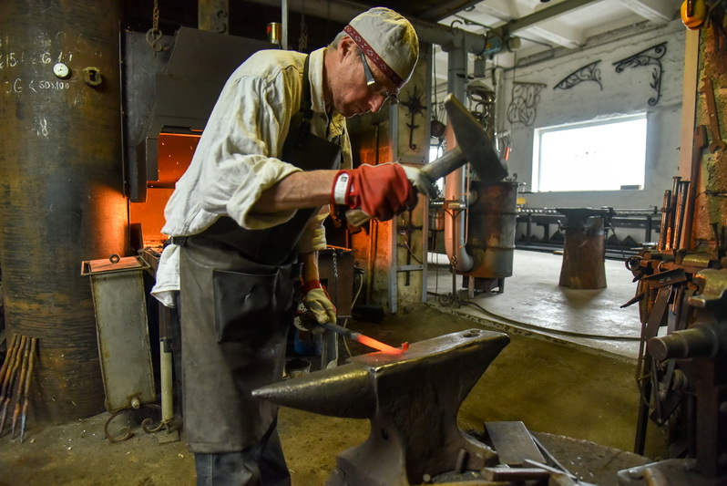 Kalvis Saulius Kronis žino, kad įkaitinus metalą reikia skubiai ir tiksliai iš jo daryti norimą gaminį. P. ŽIDONIO nuotr. 
