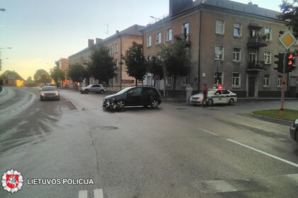 2020-07-03 vakare, Panevėžyje, Klaipėdos - A. Smetonos g. šviesoforu reguliuojamoje sankryžoje, įvyko eismo įvykis.
