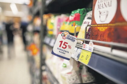 Atpiginta lietuviška produkcija „Maximos“ parduotuvėse yra žymima geltonomis etiketėmis ir ženkliuku „Išvien dėl Lietuvos“.