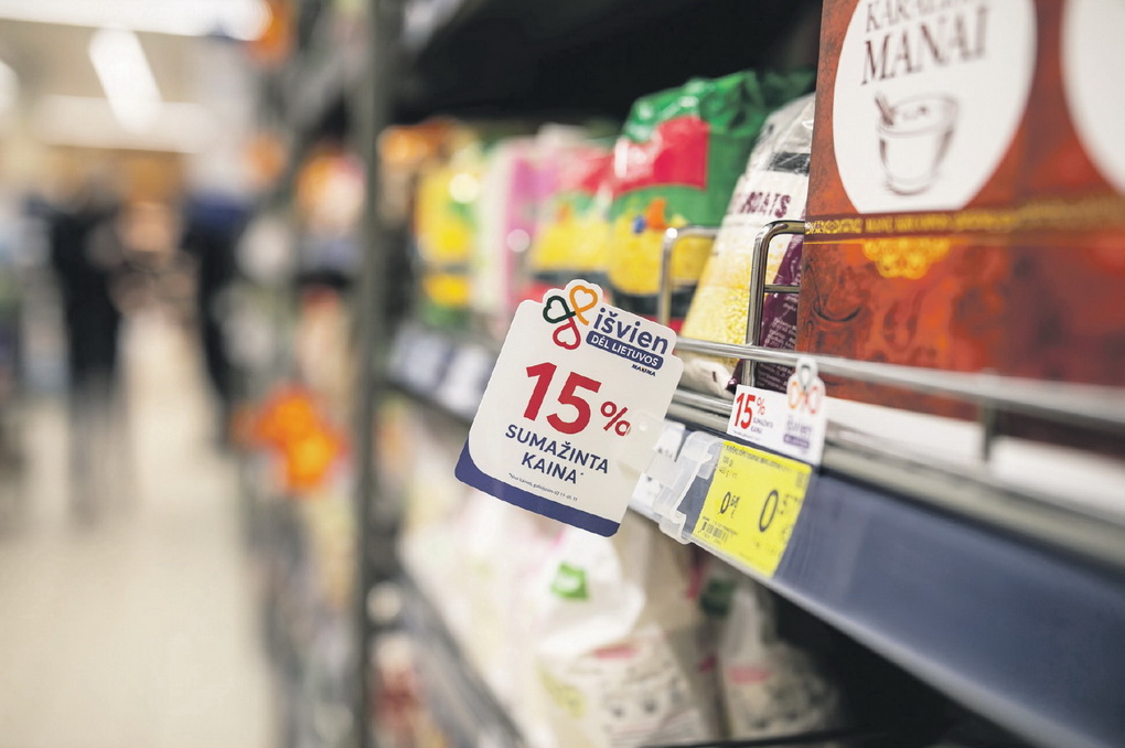 Atpiginta lietuviška produkcija „Maximos“ parduotuvėse yra žymima geltonomis etiketėmis ir ženkliuku „Išvien dėl Lietuvos“.