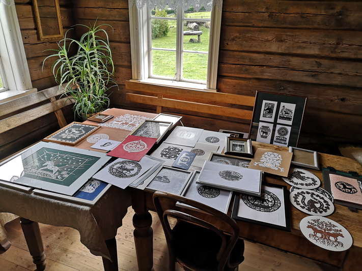 Daugybė Ritos Vasiliauskienės karpinių puošia etnografines sodybas. ASMENINIO ALBUMO nuotr.