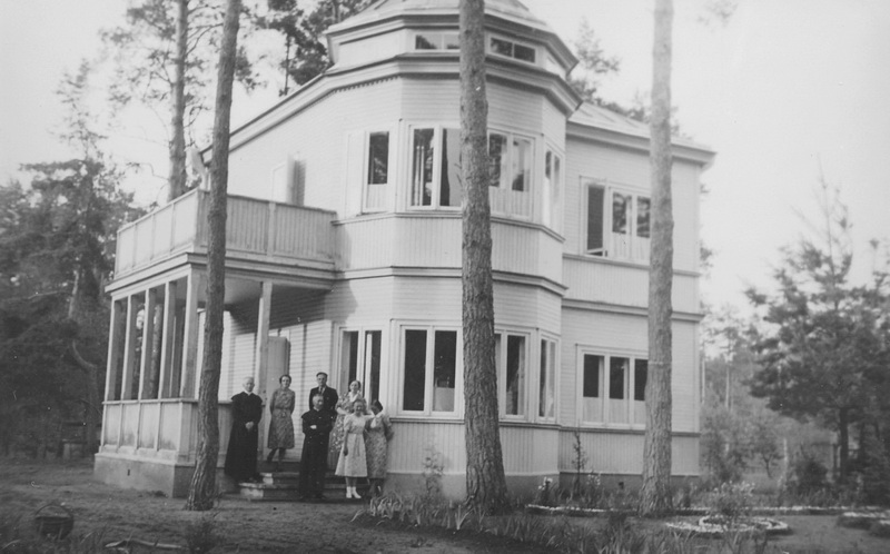 Vyskupas Kazimieras Paltarokas, kunigas Povilas Šidlauskas, Juozas ir Sofija Barisai ir kiti asmenys prie vyskupo K. Paltaroko vilos Berčiūnuose. Panevėžys. XX a. 4 deš. PANEVĖŽIO APSKRITIES GABRIELĖS PETKEVIČAITĖS-BITĖS VIEŠOSIOS BIBLIOTEKOS SKAITMENINIO ARCHYVO nuotr.