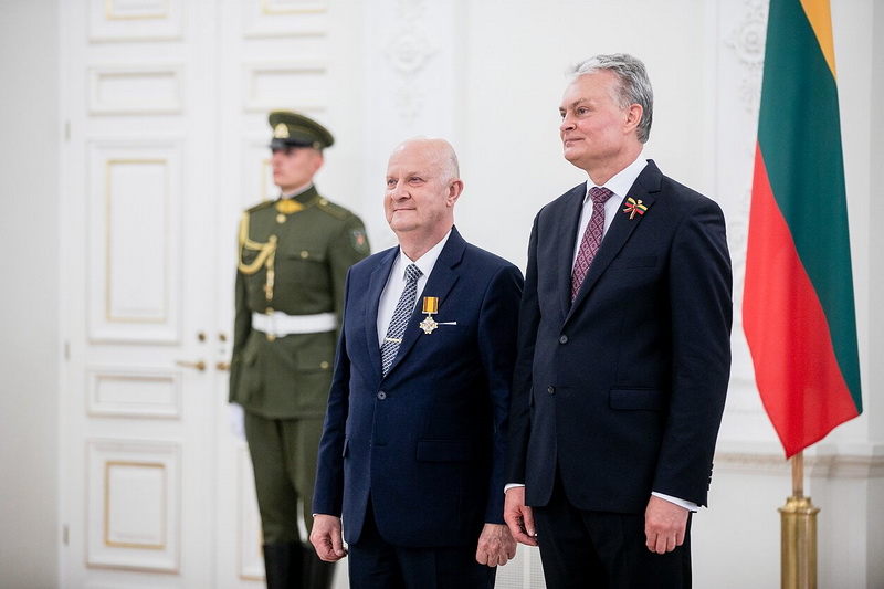 Už darbą pandemijos metu viename karščiausių padalinių Panevėžio ligoninėje – COVID-19 korpuse dirbančiam Rimvydui Tumui prezidentūroje įteiktas Lietuvos didžiojo kunigaikščio Gedimino ordino Riterio kryžius (nuotraukoje – su prezidentu Gitanu Nausėda). ASMENINIO ARCHYVO nuotr.