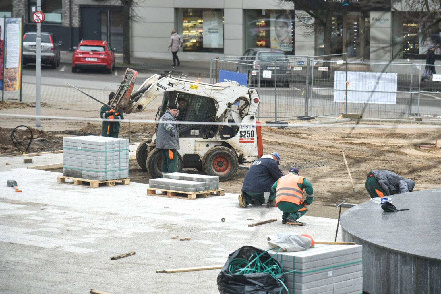 Kol vieni ilgąjį savaitgalį patriotiškai minėjo valstybingumo šventę, kiti darbavosi iš peties naktį. Antradienio rytą į darbą – rekonstruojamą Laisvės aikštę atvykę darbininkai pastebėjo, kad dingo granito plokštės, skirtos aikštės dangai grįsti.