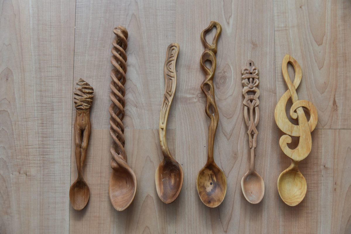 Kiekvienas iš tautodailininko šaukštų vis kitoks – skiriasi spalvos, dydžiai ir raštai. P. Židonio nuotr.