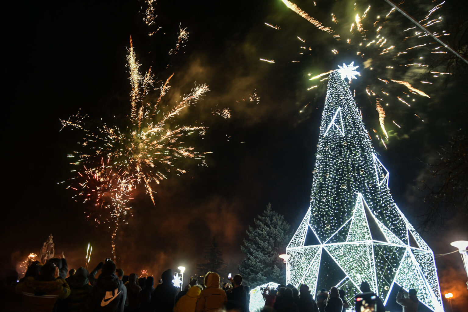 Pačiame vasaros įkarštyje Panevėžys jau rengiasi Kalėdoms. Kasmet inovatyvių idėjų laukianti Savivaldybė linksta prie tradicinės puošybos. Konkursą miestą dekoruoti žiemos šventėms paskelbusi Savivaldybė šįmet Kalėdas norėtų matyti baltas. Pasiūlymus Aukštaitijos sostinei ketinantys pateikti dalyviai turės pasukti galvas, kaip miesto centrą paversti baltu netgi jei ir ateinanti žiema pašykštės sniego.