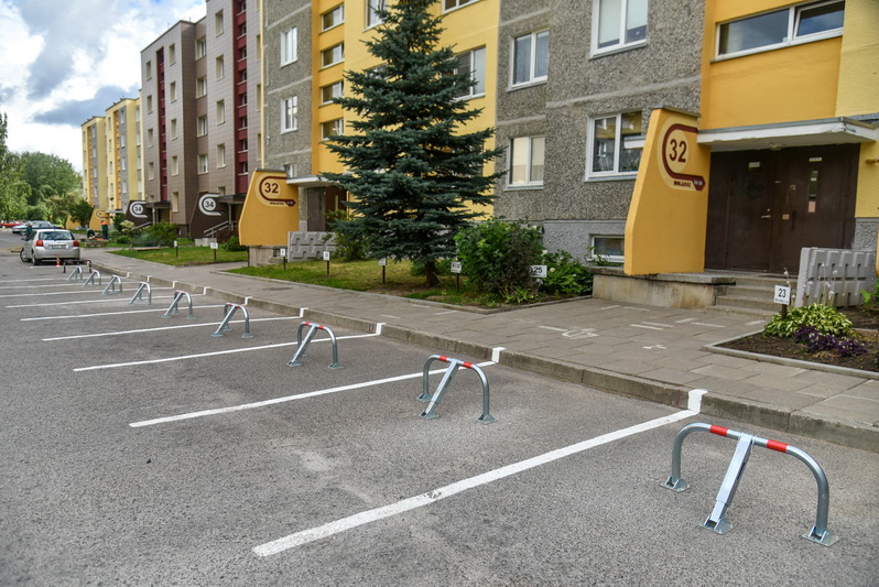 Aikštelės su šlagbaumu iniciatorių kaimynai iš 32-ojo namo įsirengė užrakinamus nulenkiamus stulpelius. Nuo šiol čia automobilius tegali statyti tik šio namo gyventojai. P. Židonio nuotr. 