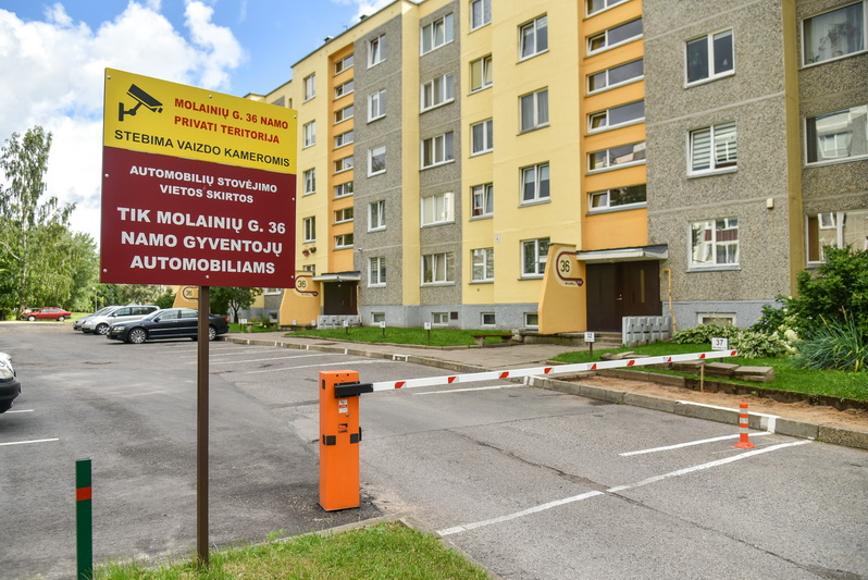 Prieš keletą metų Molainių gatvės 36-ojo namo bendrija pasiplatino automobilių aikštelę ir pasistatė automatinę užtvarą. P. Židonio nuotr.