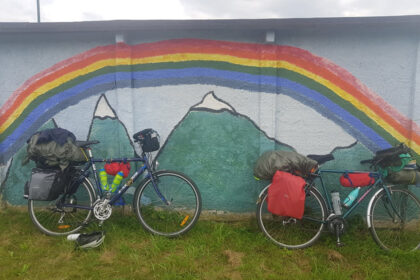 Du tūkstančiai kilometrų nuo Danijos iki Italijos dviračiu, o kuprinėje – nuotraukos iš dabartinės, karų nualintos Palestinos.