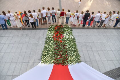 Sekmadienio vakarą panevėžiečiai, tarp jų miesto vadovai ir jį garsinantys piliečiai, prisidėjo prie beveik 50 000 žmonių visoje Lietuvoje susikibusių rankomis nuo Vilniaus iki Medininkų.