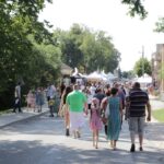 Žolinės šeštadienį į Krekenavą tradiciškai traukė minios žmonių. Nors šiemetiniai atlaidai dėl bazilikos remonto ir koronaviruso pandemijos kitokie – vyksta lauke, tačiau tikinčiųjų negąsdino nei kaitri saulė, nei virusas. Daugelis turėjo kaukes, klausė savanorių rekomendacijų ir dezinfekavo rankas, tačiau prasidėjus šv. Mišioms nemaža dalis vargiai išlaikė rekomenduojamus atstumus. Vis tik norintys saugotis turėjo, kur pasitraukti. Ne vienas žmogus atsigabeno savo sulankstomas kėdutes.