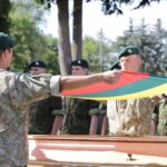 Vilniaus Našlaičių kapinėse praėjusį rudenį surasti partizano Juozo Streikaus-Stumbro palaikai pagaliau atgulė amžinojo poilsio Panevėžyje, Kristaus Karaliaus katedros kapinėse šalia mamos, brolio ir sesers. Simboliška, kad partizanas palaidotas likus dienai iki 58-ųjų mirties metinių.