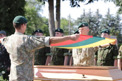 Vilniaus Našlaičių kapinėse praėjusį rudenį surasti partizano Juozo Streikaus-Stumbro palaikai pagaliau atgulė amžinojo poilsio Panevėžyje, Kristaus Karaliaus katedros kapinėse šalia mamos, brolio ir sesers. Simboliška, kad partizanas palaidotas likus dienai iki 58-ųjų mirties metinių.