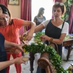 Vaizdingo peizažo supamoje Krekenavoje jau kvepia žolynai ir netyla kasmet prieš Žolinę kylantis malonus bruzdesys. Krekenaviškiai sėdo pinti visoje Lietuvoje juos išgarsinusių išskirtinių vainikų svarbiausiai miestelio šventei. O tik per plauką nutolusi galimybė šią tradiciją įrašyti į Nacionalinį nematerialaus kultūros paveldo vertybių sąrašą gyventojus uždegė šiemet išmonę įjungti visu pajėgumu.