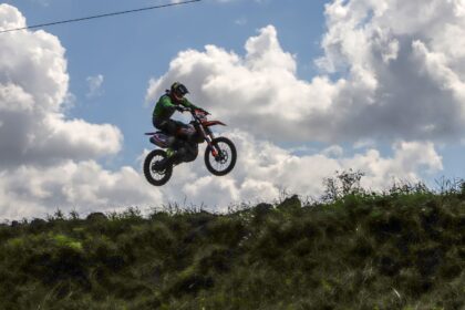 Motociklų sporto dalyviai ir gerbėjai Aukštaitijos sostinės gražiuoju neminės.