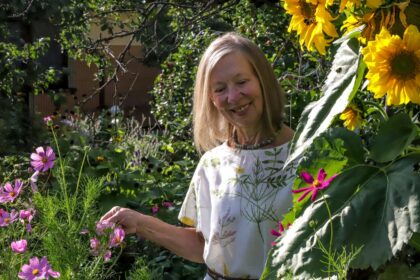 Tautodailininkės Laimos Dzigaitės kūrybos metas – žiema. Kitu laiku ji tiesiog gėrisi savo paveikslų medžiaga, didžiųjų kūrėjų – Dievo ir gamtos sukurtais augalais.