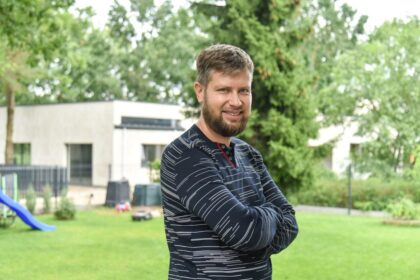 Dembavos bendruomenei vadovauti pasiryžęs vyras dirbti pradeda nuo šios gyvenvietės sporto aikštyno. P. Židonio nuotr.