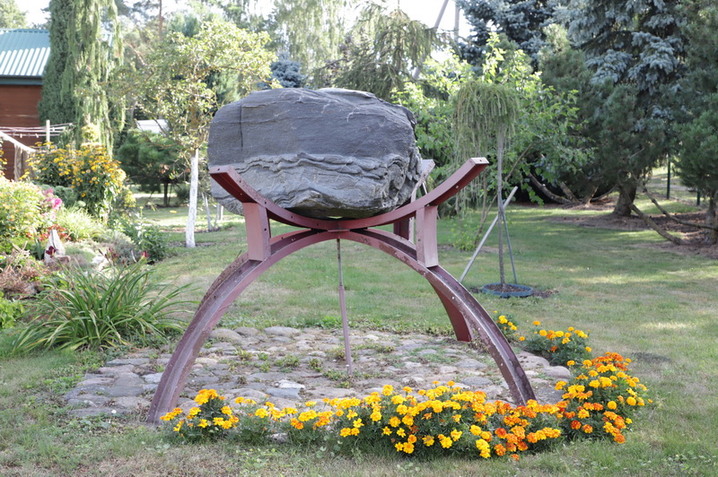 Prie savo namų Krekenavoje Vigandas Petrėnas jau pasistatė ne vieną dirbinį iš akmens. I. STULGAITĖS-KRIUKIENĖS nuotr.