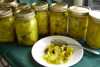 Vasarai rengiantis pasimatymui su rudeniu, šeimininkės vos spėja suktis ruošdamos daržo gėrybes žiemai.