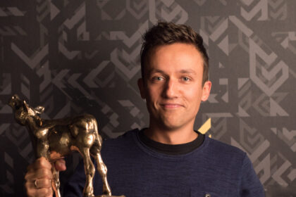 Kompiuterinių žaidimų kūrėjo iš Panevėžio rajono nedidelio Sujetų kaimo Andriaus Drevinsko sėkmės istorija konservatyvesnių pažiūrų žmones verčia kraipyti galvas. Tačiau svajojantiesiems apie karjerą žaidimų industrijoje tarptautinės technologijų milžinės „Sony“ darbuotojas yra gyvas įrodymas, kad aistra ir sunkus darbas gali nuvesti labai toli.