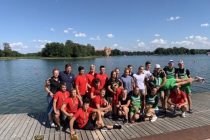 Trakuose vykusiame baidarių ir kanojų irklavimo Lietuvos jaunių – jaunimo čempionate puikiai pasirodė jungtinė Raimundo Sargūno sporto gimnazijos bei Panevėžio sporto centro auklėtinių komanda.