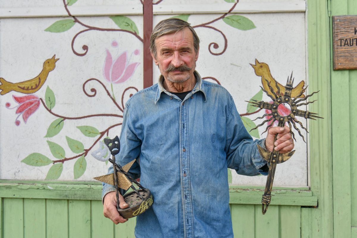 Gintauto Vaitonio rankose pražydusios saulutės. P. Židonio nuotr.