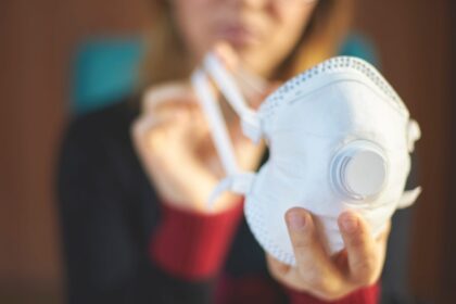 Europoje Tarybai pateikus rekomendacijas dėl suderinto požiūrio į laisvo judėjimo apribojimą reaguojant į koronaviruso infekcijos (COVID-19) pandemiją ir numačius šalių skirstymo į atskiras kategorijas, atsižvelgiant į epidemiologinę situaciją jose, tvarką, Lietuva patenka į geltonąją zoną pagal šviesoforo principo kriterijus ir nuo pirmadienio, spalio 26 d., taikys prevencijos priemones tik atvykstantiesiems iš raudonoje bei pilkoje zonoje esančių valstybių. Iš šių šalių atvykstantiems keliautojams bus privalomas testas dėl koronaviruso (COVID-19) arba 10 dienų izoliacija.