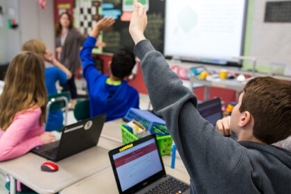 Artėjant rugsėjo 1-ajai Panevėžio miesto ir rajono mokyklos karštligiškai tebeieško mokytojų į laisvas darbo vietas.