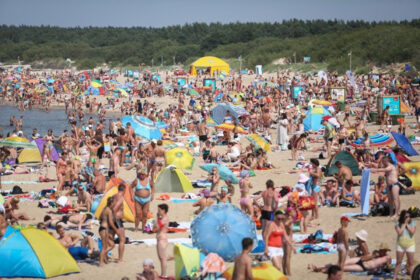 Dėl koronaviruso pandemijos Lietuvos miestai ir kurortai šiemet prarado didžiąją dalį užsienio turistų – nors juos pakeitė šalyje atostogaujantys vietos gyventojai, statistika rodo, kad užsieniečiai išleidžia gerokai daugiau pinigų, nei vietiniai. Vis dėlto padidėję vietos turistų srautai Palangos viešbučiams ir restoranams šiemet greičiausiai leis augti.