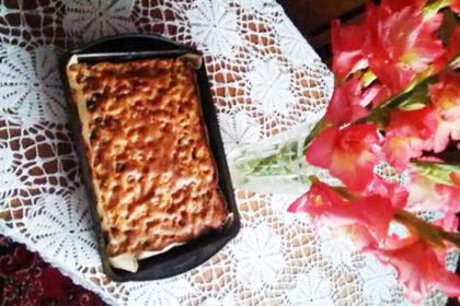Tokiu metų laiku kažką kepti be uogų ar vaisių turbūt būtų nuodėmė. Tiek visko daug! Panevėžietis Romas Plaščinskas siūlo paragauti to paties, bet kaskart vis kitokio skonio pyrago, į kurį kepėjas deda visa, ką sode randa sunokusio.