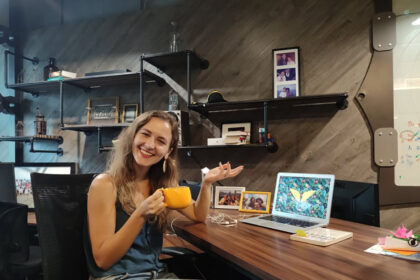 Panevėžietė Greta Kesa sulaukusi vos 23-ejų jau vedė vidinius mokymus tiek vadybininkams, tiek valdybos nariams, didžiulėje lietuviško kapitalo įmonėje. Ir vis dėlto net garantuotos karjeros galimybės jos nepririšo. Dabar jos namai – Malaizijos sostinė, niekada nesnaudžiantis Kvala Lumpūras, kur panevėžietė kitus išmokė švęsti Kūčias ir parodė, kaip smagu ridenti margučius.